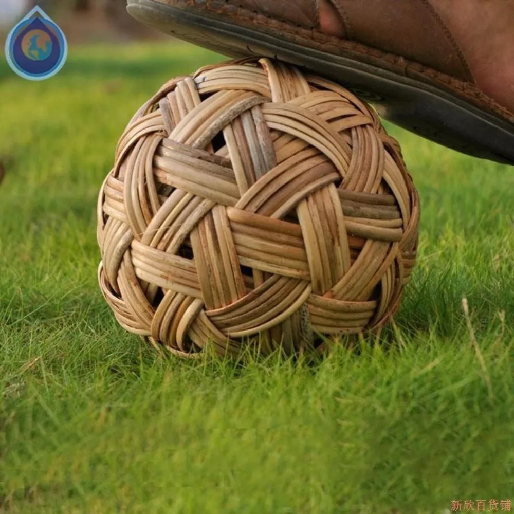 Ручная работа: шары из натурального ротанга, бамбуковые полоски, декоративные элементы из гортензии, изделия ручной работы, футбольные мячи.
Ручная работа: шары из натурального ротанга, бамбуковые полоски, декоративные элементы из гортензии, изделия ручной работы, футбольные мячи.