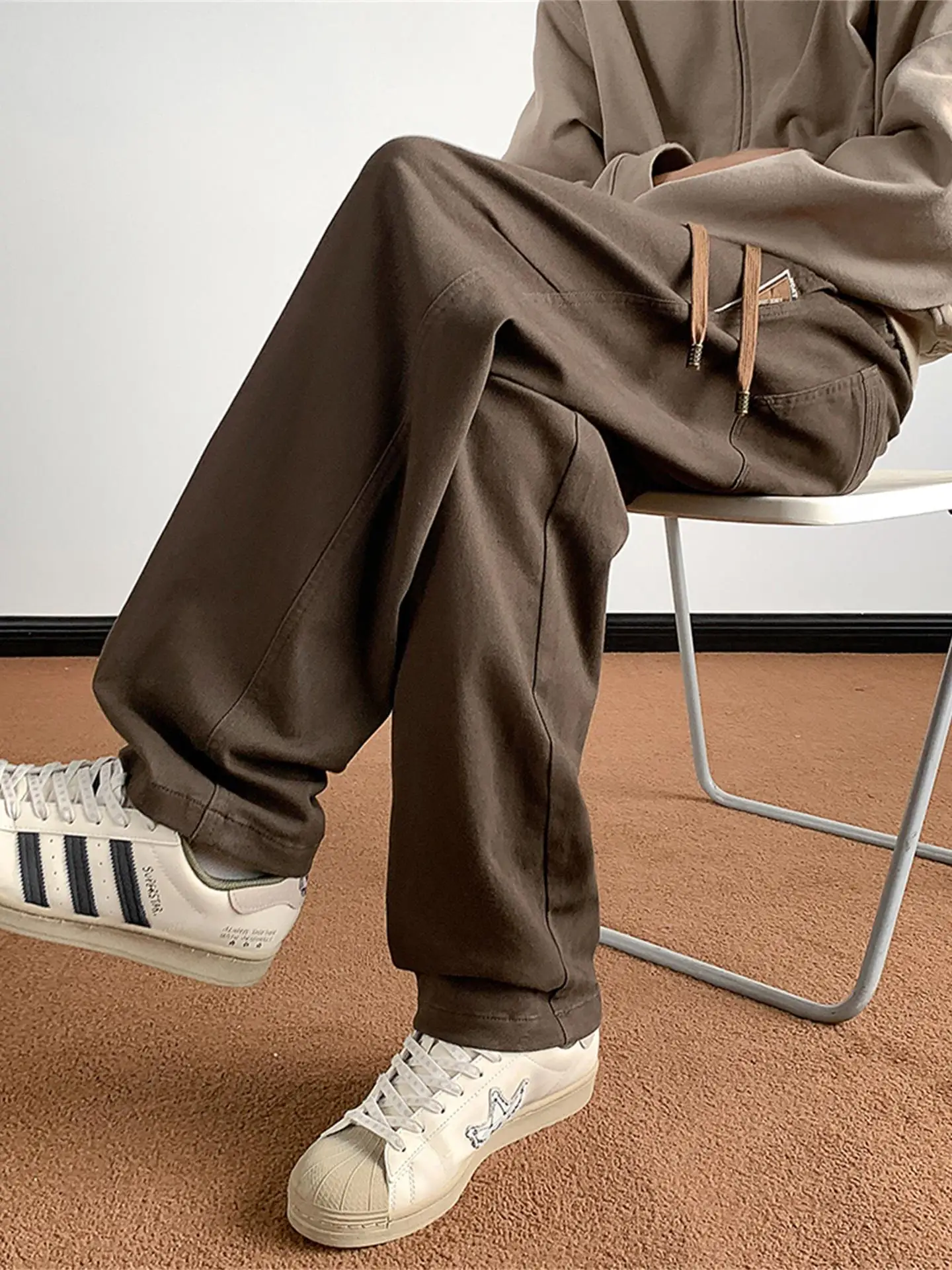 Мужские повседневные брюки в японском стиле, свободные, модные, спортивные, с эластичным поясом, однотонные, прямого кроя
Мужские повседневные брюки в японском стиле, свободные, модные, спортивные, с эластичным поясом, однотонные, прямого кроя