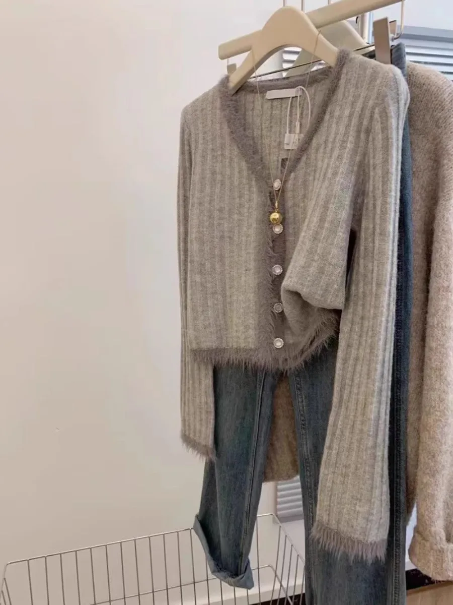 Grey V-neck Cardigan Sweater Short Jacket Women's Fashion Tassel Patchwork Knitted Soft Long Sleeve Top Warm Sweater Autumn New
Grey V-neck Cardigan Sweater Short Jacket Women's Fashion Tassel Patchwork Knitted Soft Long Sleeve Top Warm Sweater Autumn New