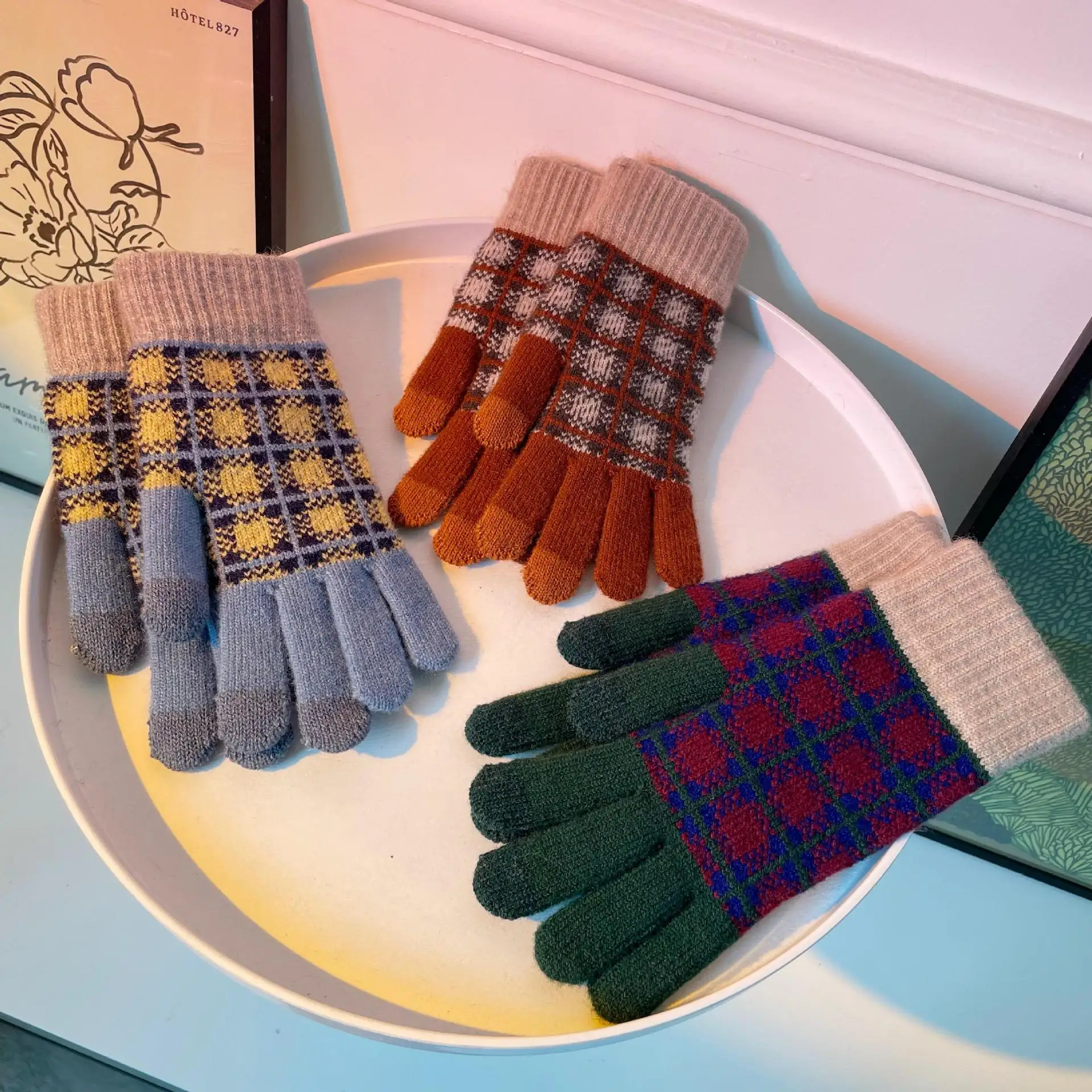 Touch Screen Plus Thick Plaid Gloves Winter Adult Male and Female Students Split Finger Riding To Keep Warm Cute Couple
Touch Screen Plus Thick Plaid Gloves Winter Adult Male and Female Students Split Finger Riding To Keep Warm Cute Couple