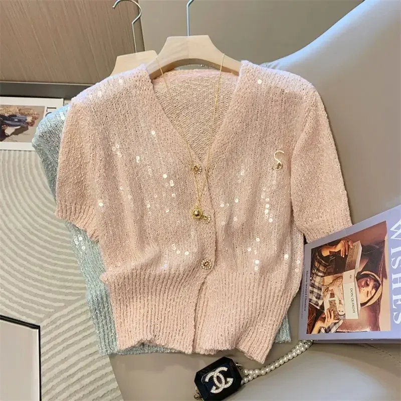 Luxury Brand Pink Knit Cardigan Short Sleeve T-shirt Women Summer Crop Tops Sequins Knit Sweater Soft High-end Outerwear V-neck
Luxury Brand Pink Knit Cardigan Short Sleeve T-shirt Women Summer Crop Tops Sequins Knit Sweater Soft High-end Outerwear V-neck
