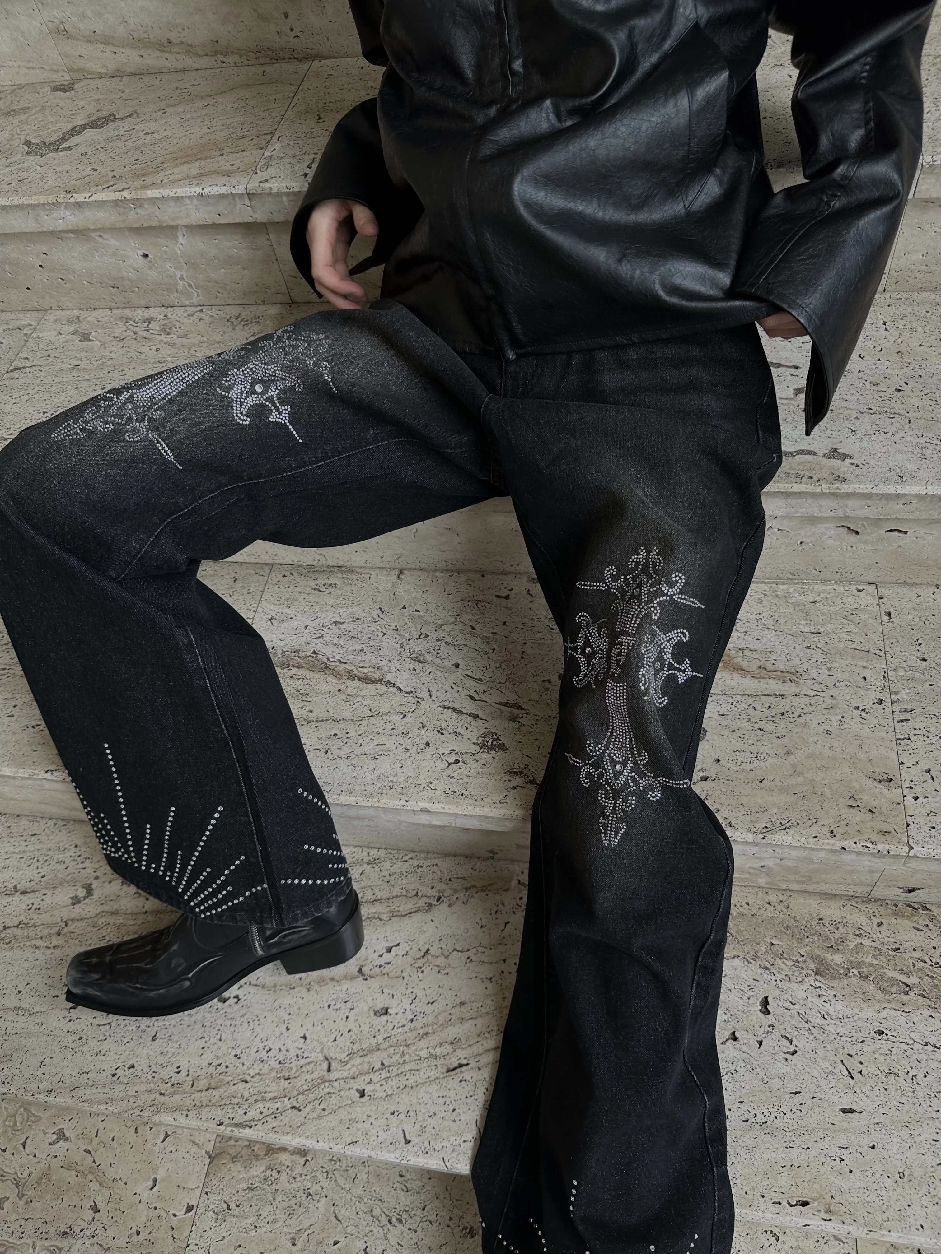 26 Show ArguECulturE SaintMang DarkRide Heavy Wash Rhinestone Jeans Micro Flared Casual Pants Fashion Urban Cotton Denim
26 Show ArguECulturE SaintMang DarkRide Heavy Wash Rhinestone Jeans Micro Flared Casual Pants Fashion Urban Cotton Denim
