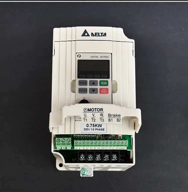 #Inverter single-phase 220V three-phase 380V 0.75kw1.5kw2.2kw3.7kw vector fan water pump.
#Inverter single-phase 220V three-phase 380V 0.75kw1.5kw2.2kw3.7kw vector fan water pump.