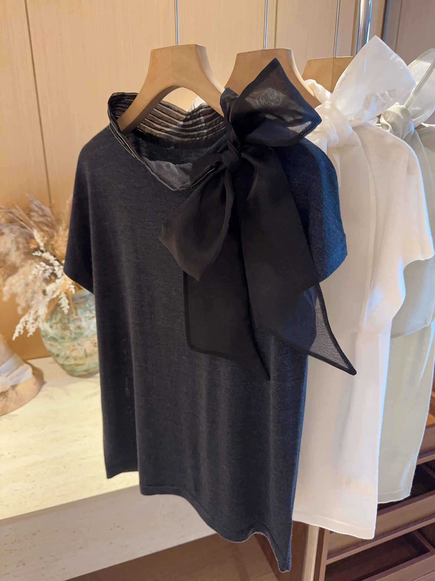 Elegant Silk Wool Batwing Short Sleeve T-Shirt Women's Summer Fashion Design Sense BC Bead Chain Drifting Top Breathable Skin...
Elegant Silk Wool Batwing Short Sleeve T-Shirt Women's Summer Fashion Design Sense BC Bead Chain Drifting Top Breathable Skin...