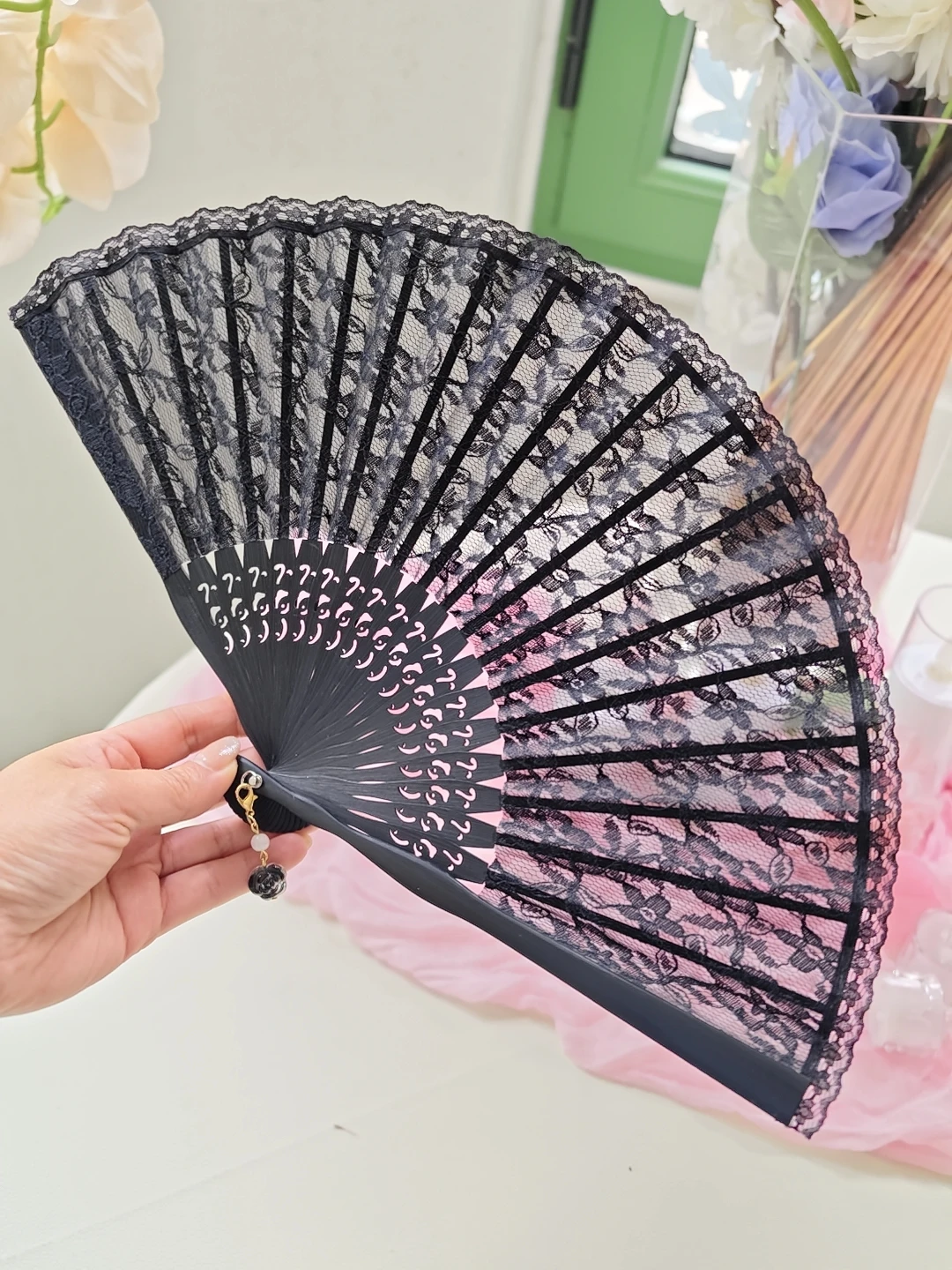 Black Lace Fan Ladies Small Fan Vintage Style Match Dance Pure Color Handmade Bamboo Bone Hollow Craft Fan
Black Lace Fan Ladies Small Fan Vintage Style Match Dance Pure Color Handmade Bamboo Bone Hollow Craft Fan
