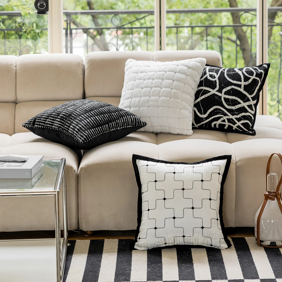 Italian Light Luxury Cushion Cover 45*45 Black and White Geometric Jacquard Pillowcase Double Sided Plush Plaid Pillow Covers
Italian Light Luxury Cushion Cover 45*45 Black and White Geometric Jacquard Pillowcase Double Sided Plush Plaid Pillow Covers