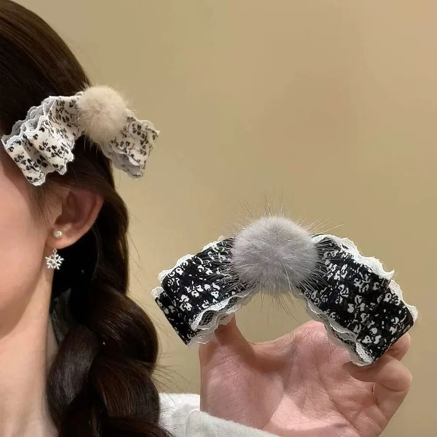 Banana Hair Clip Vintage Floral Pattern Faux Mink Pompom Bow For Ponytail Back Head Daily Use Premium Quality Soft Non Slip
Banana Hair Clip Vintage Floral Pattern Faux Mink Pompom Bow For Ponytail Back Head Daily Use Premium Quality Soft Non Slip