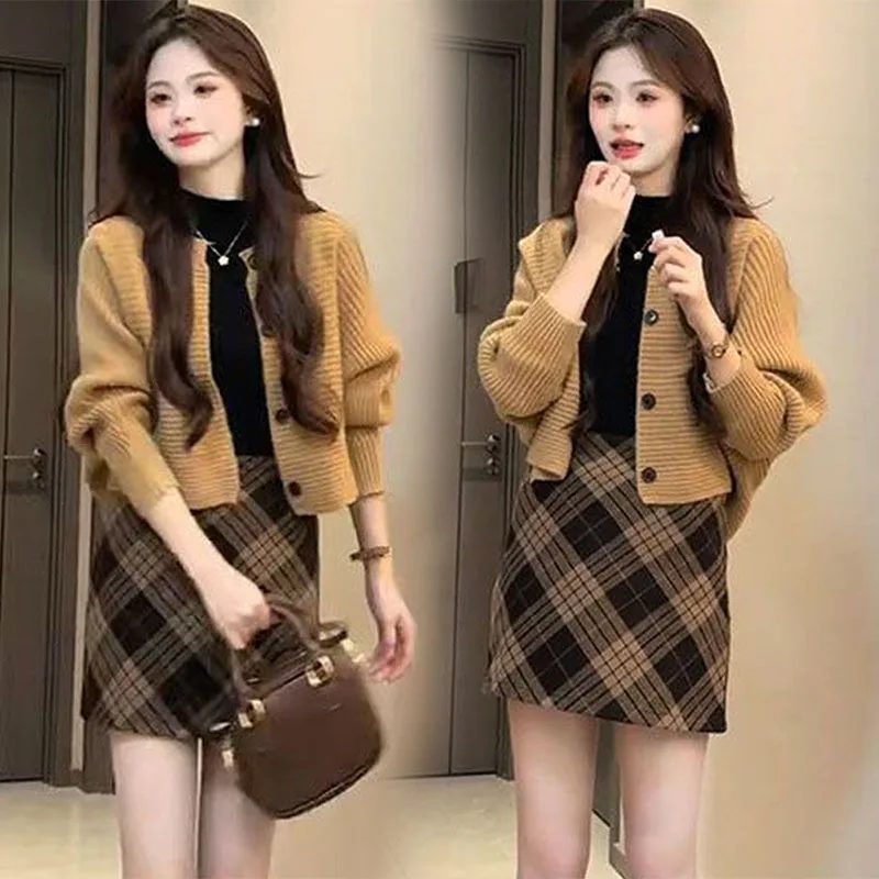 Korean Sle Autumn Winter Faion plus Size Women's Knitted Cardigan Base irt Plaid Skirt Tee Piece Set Slimming El...
Korean Sle Autumn Winter Faion plus Size Women's Knitted Cardigan Base irt Plaid Skirt Tee Piece Set Slimming El...