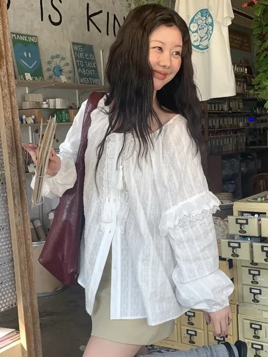Chic White Lace Trim Design Long Sve Women's irt Sweet Sli Top Korean Sle Bubble Sve Loose Fit Spring Faion
Chic White Lace Trim Design Long Sve Women's irt Sweet Sli Top Korean Sle Bubble Sve Loose Fit Spring Faion