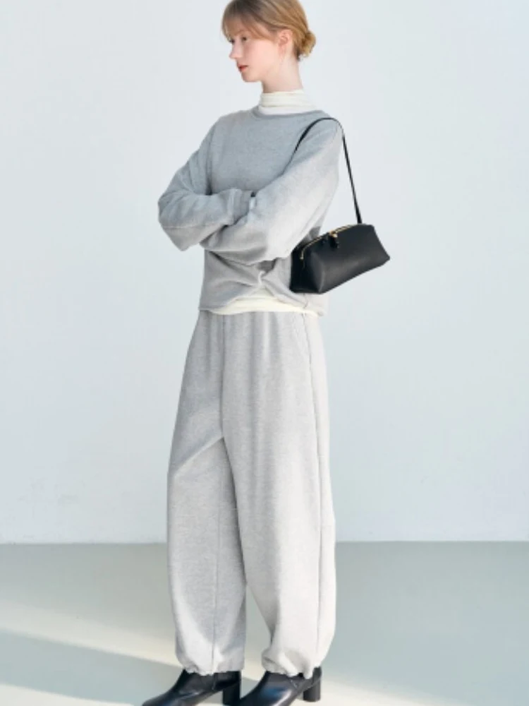 Зимний комплект женской повседневной спортивной одежды 2025: комфортный, свободный, стройнящий, простой, с длинным рукавом, круглым вырезом, свитшот и брюки
Зимний комплект женской повседневной спортивной одежды 2025: комфортный, свободный, стройнящий, простой, с длинным рукавом, круглым вырезом, свитшот и брюки