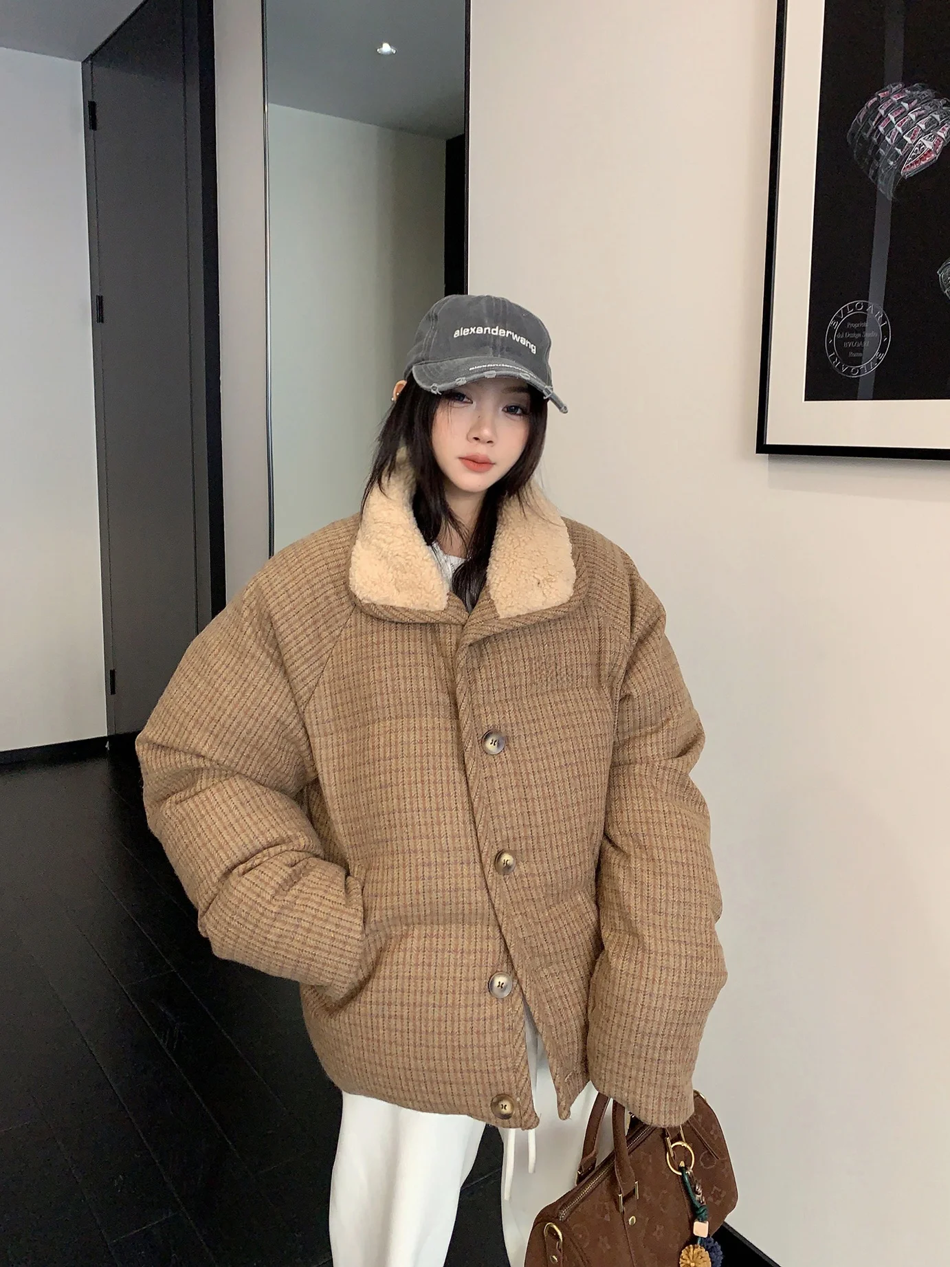 Утепленная хлопковая куртка в клетку для женщин, свободный крой, шикарный корейский уличный стиль, бренд Oisis, зимняя винтажная верхняя одежда
Утепленная хлопковая куртка в клетку для женщин, свободный крой, шикарный корейский уличный стиль, бренд Oisis, зимняя винтажная верхняя одежда