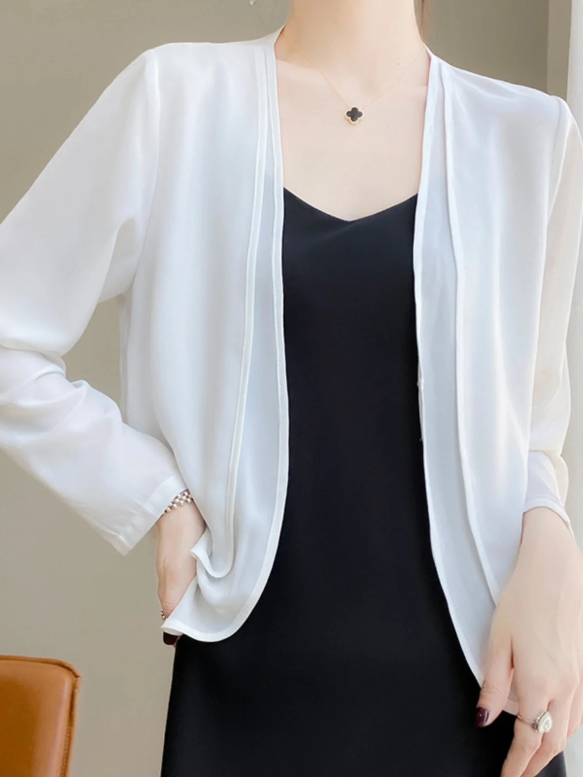 Lightweight Breathable Summer New Sle Women's Satin Me Svel Cardigan Airy See-tough Design Faionable Outerwear
Lightweight Breathable Summer New Sle Women's Satin Me Svel Cardigan Airy See-tough Design Faionable Outerwear