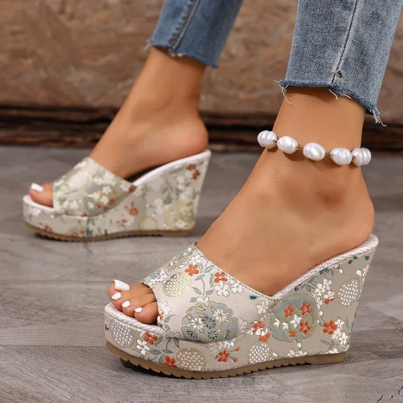 2026 Women's Embroidered Slippers Autumn New Round Toe Open Toe Platform Anti-Slide Heel Shoes
2026 Women's Embroidered Slippers Autumn New Round Toe Open Toe Platform Anti-Slide Heel Shoes
