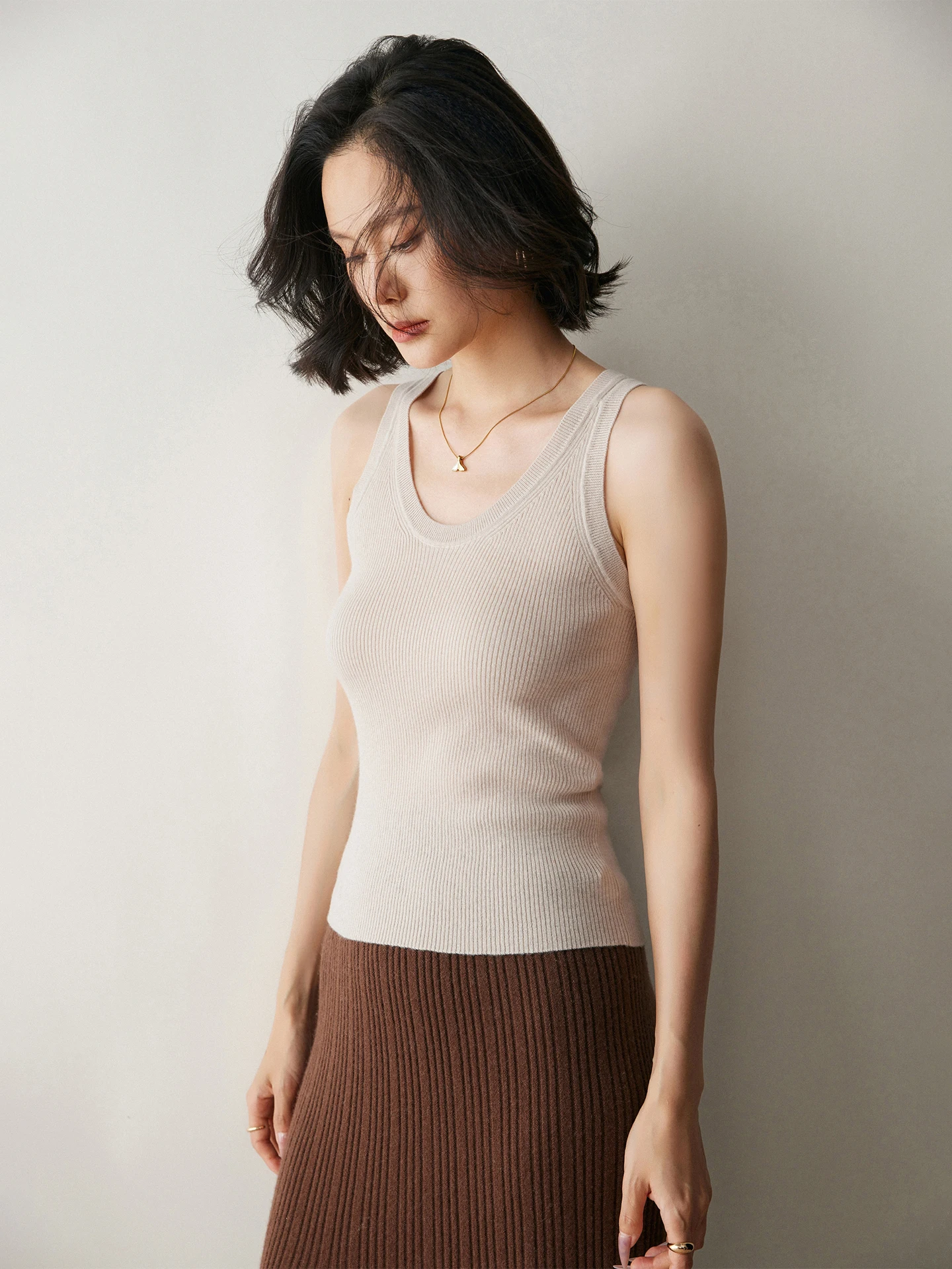 Новый осенне-зимний женский модный универсальный вязаный жилет с круглым вырезом, облегающий крой
Новый осенне-зимний женский модный универсальный вязаный жилет с круглым вырезом, облегающий крой