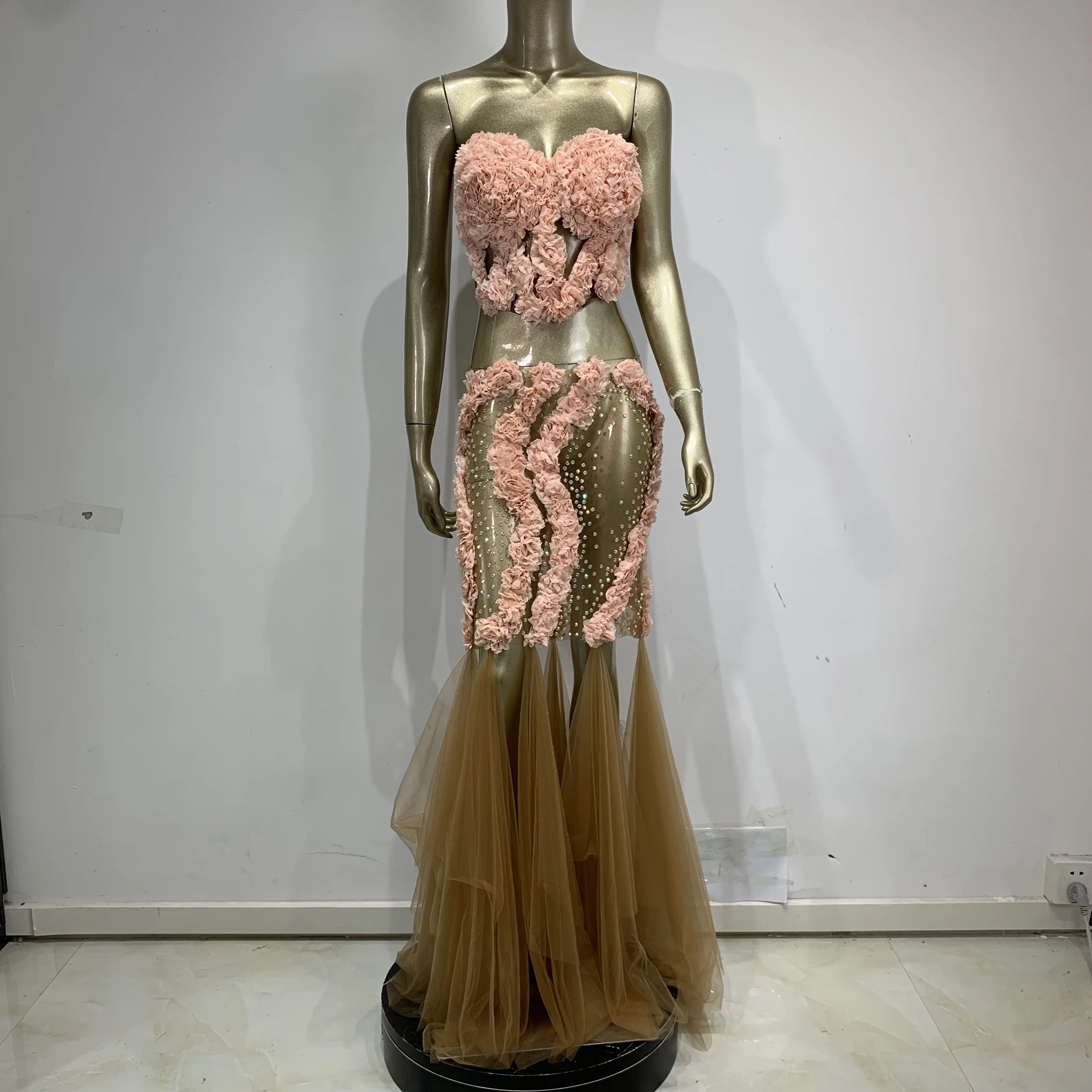 Sparkly Rhinestones Strapless Flower Crop Top Mini Skirt Two Pieces Sets Evening Club Party Luxury Birthday Gowns Stage Outfit
Sparkly Rhinestones Strapless Flower Crop Top Mini Skirt Two Pieces Sets Evening Club Party Luxury Birthday Gowns Stage Outfit