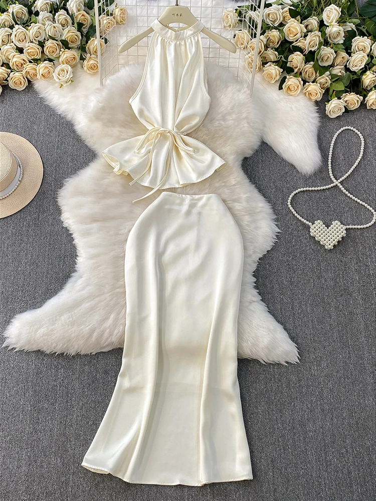 High end satin sleeveless hanging neck vest design cinched waist top and a high waist slimming waist hugging skirt set
High end satin sleeveless hanging neck vest design cinched waist top and a high waist slimming waist hugging skirt set