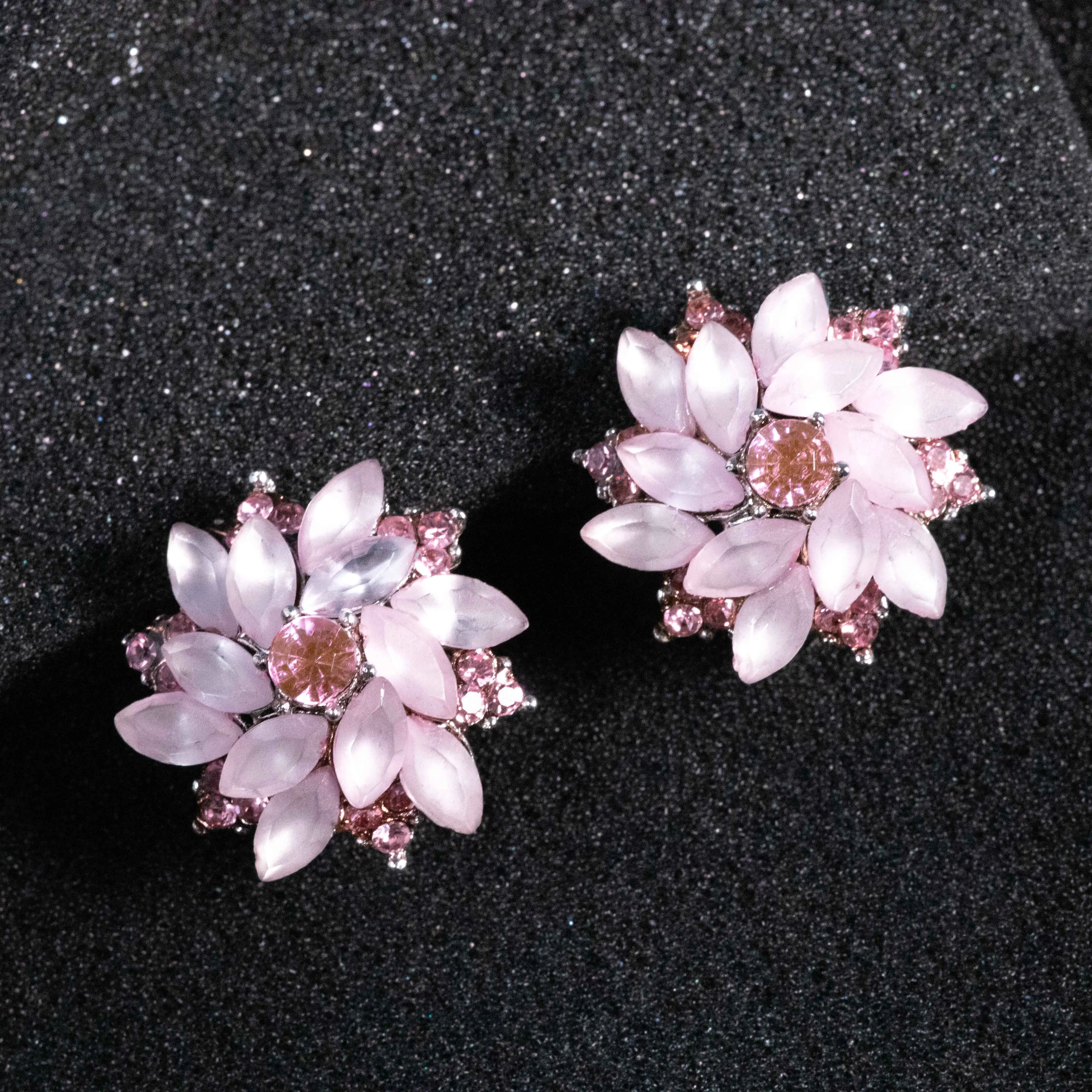 Retro - style Pink Ear Clips: High - end, Exclusive, Stylish, Romantic and Fairy - like Ear Accessories
Retro - style Pink Ear Clips: High - end, Exclusive, Stylish, Romantic and Fairy - like Ear Accessories