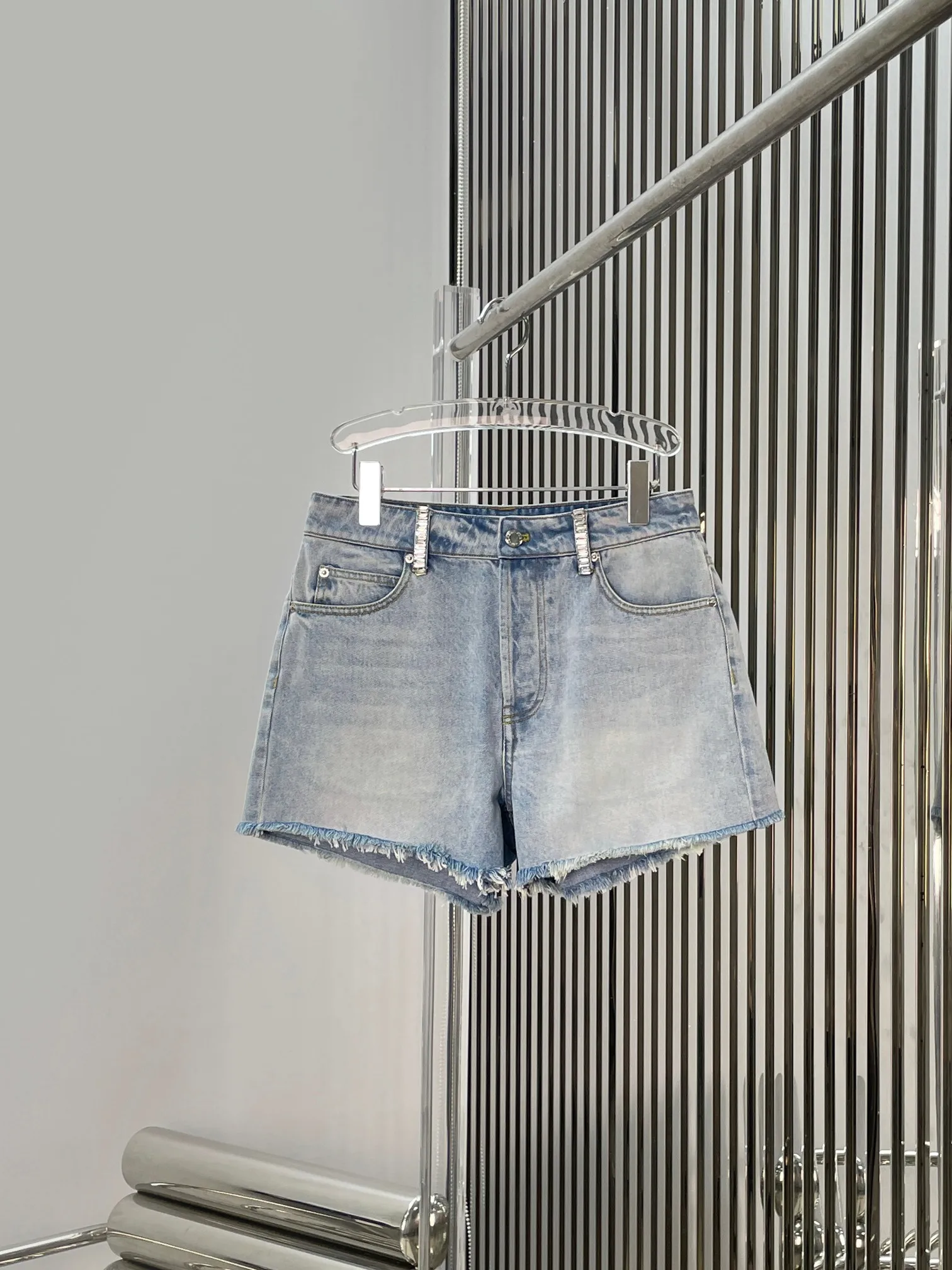 Fashionable High Waist Distressed Denim Short Pants Women's Wide Leg Pants Frayed Design Sense Pearl Embellished Summer Jeans
Fashionable High Waist Distressed Denim Short Pants Women's Wide Leg Pants Frayed Design Sense Pearl Embellished Summer Jeans
