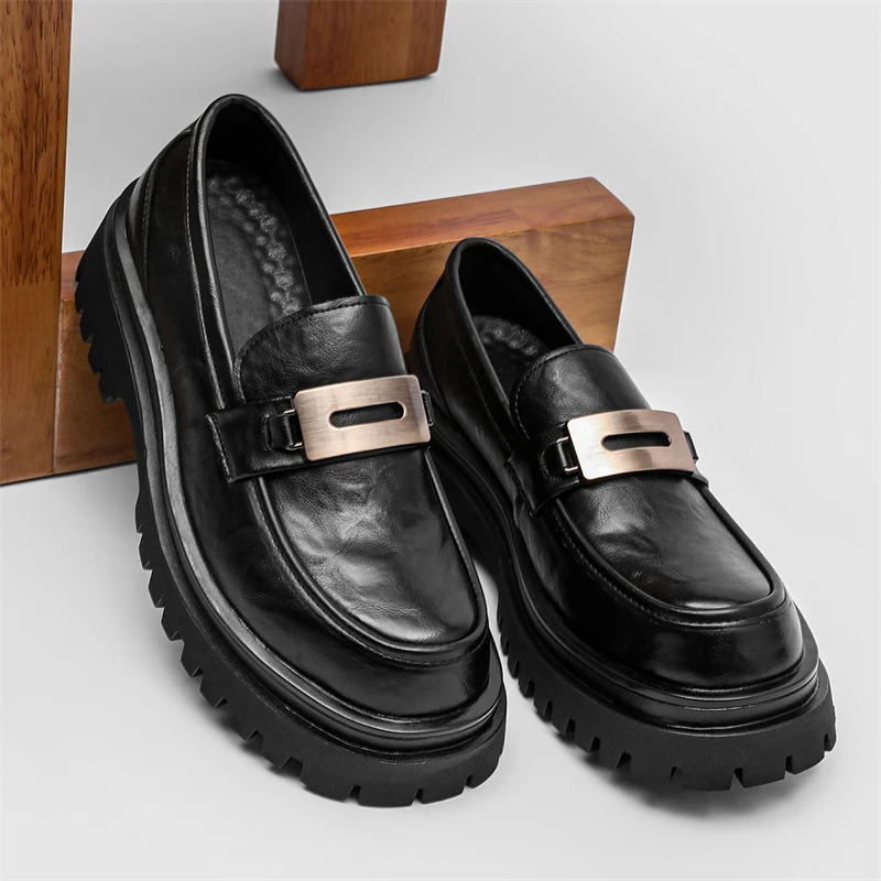 Мужские лоферы на толстой подошве. Роскошный дизайнерский повседневный стиль. Для вечеринок или офиса. Черные уличные модные туфли, увеличивающие рост. Уличные модели.
Мужские лоферы на толстой подошве. Роскошный дизайнерский повседневный стиль. Для вечеринок или офиса. Черные уличные модные туфли, увеличивающие рост. Уличные модели.