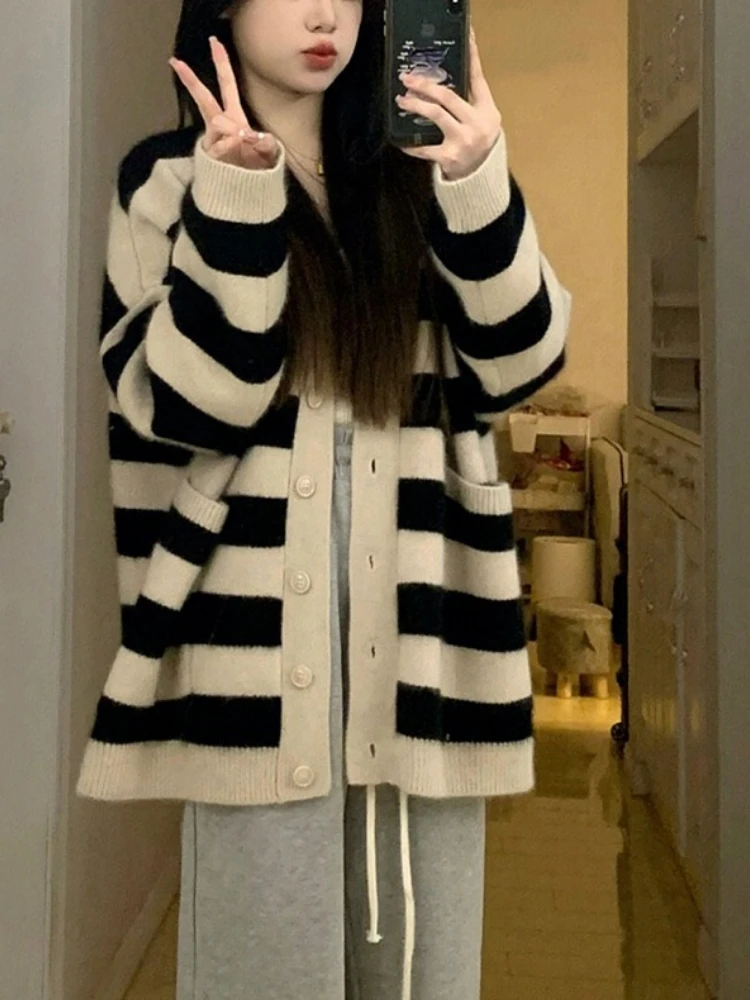 Полосатый модный кардиган средней длины с большим карманом и v-образным вырезом, женский милый свободный вязаный женский свитер, однобортный женский кардиган
Полосатый модный кардиган средней длины с большим карманом и v-образным вырезом, женский милый свободный вязаный женский свитер, однобортный женский кардиган