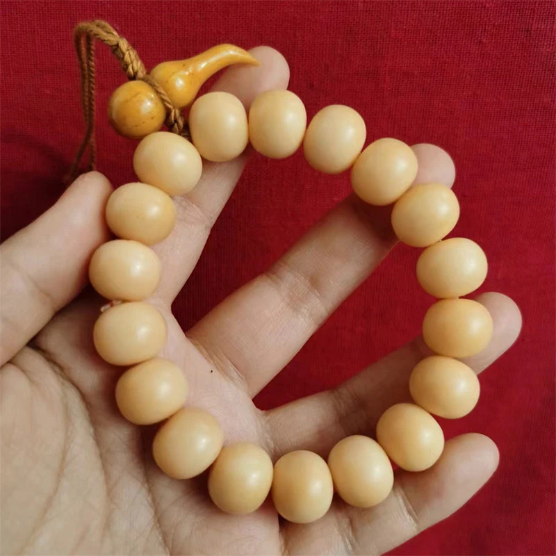 Fragrant beads 14*12mm bracelet in creamy yellow with gourd pendant
Fragrant beads 14*12mm bracelet in creamy yellow with gourd pendant