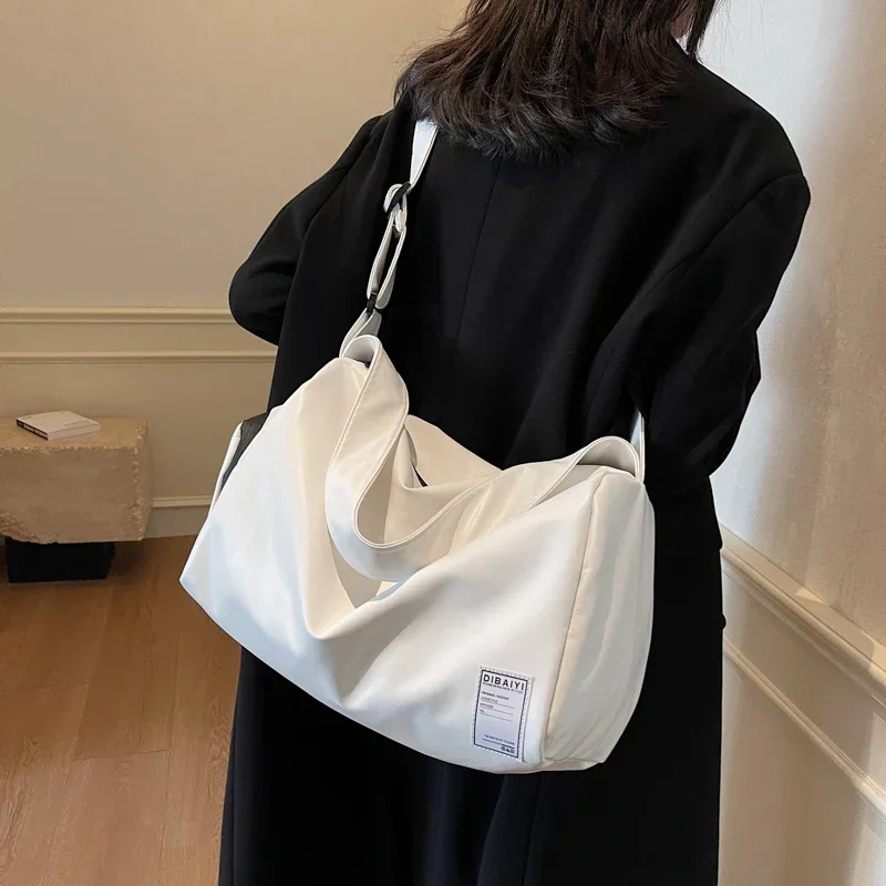 Модные однотонные дорожные сумки из искусственной кожи на молнии большой вместимости 2026, высококачественные простые водонепроницаемые роскошные сумки на плечо для отдыха и отпуска
Модные однотонные дорожные сумки из искусственной кожи на молнии большой вместимости 2026, высококачественные простые водонепроницаемые роскошные сумки на плечо для отдыха и отпуска