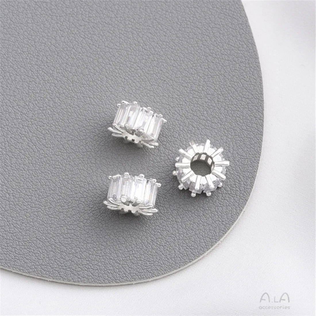 Thick Silver Zircon Bucket Beads Square Partition Beads Large Hole Wheel Beads Waist Road Connectivity DIY Matching Beads 925
Thick Silver Zircon Bucket Beads Square Partition Beads Large Hole Wheel Beads Waist Road Connectivity DIY Matching Beads 925