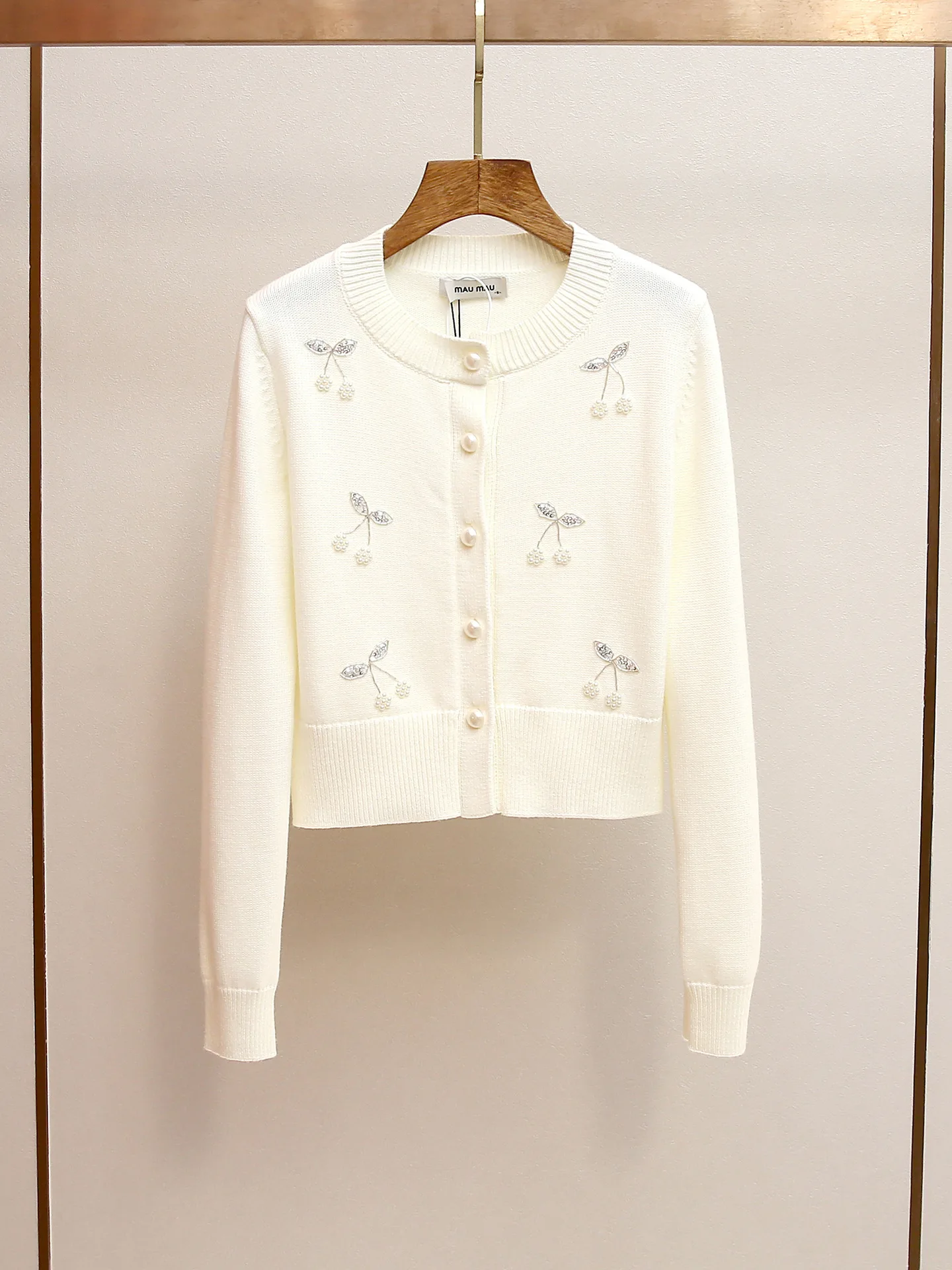 High-end women's autumn winter new French-style gentle round neck beaded cherry single-breasted knit sweater pulls femmes hiver
High-end women's autumn winter new French-style gentle round neck beaded cherry single-breasted knit sweater pulls femmes hiver