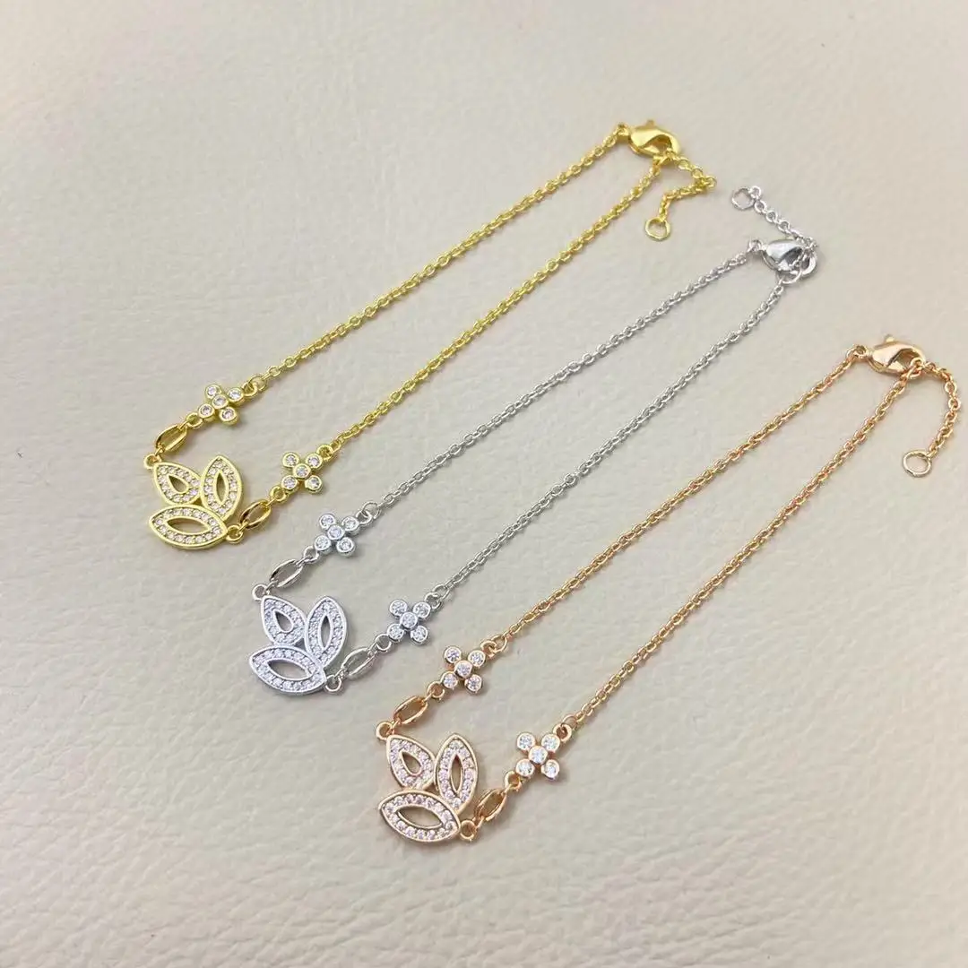 Delicate, luxurious, high-end, simulated diamond, three small flowers, flower necklace, leaves, hollow, full of diamonds, bracel
Delicate, luxurious, high-end, simulated diamond, three small flowers, flower necklace, leaves, hollow, full of diamonds, bracel