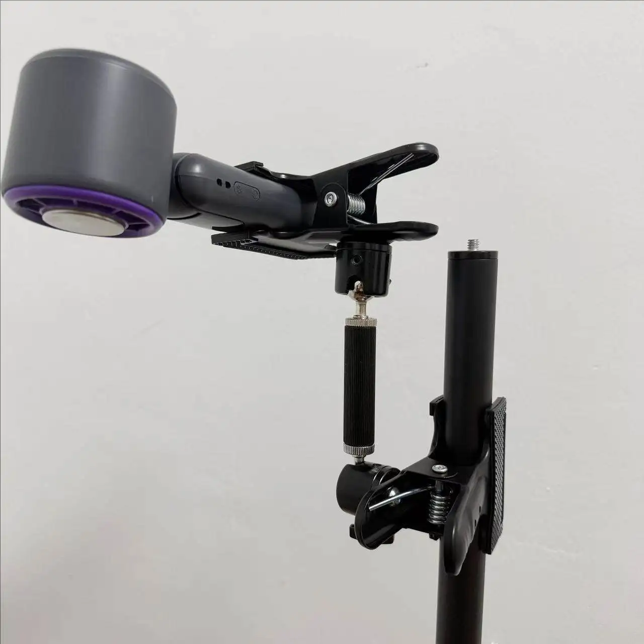 Double-Headed Powerful Desk Clamp for Round Pipe, Universal Swivel Mount Aluminum Rod, 360-Degree Selfie Stick Holder Clamp
Double-Headed Powerful Desk Clamp for Round Pipe, Universal Swivel Mount Aluminum Rod, 360-Degree Selfie Stick Holder Clamp