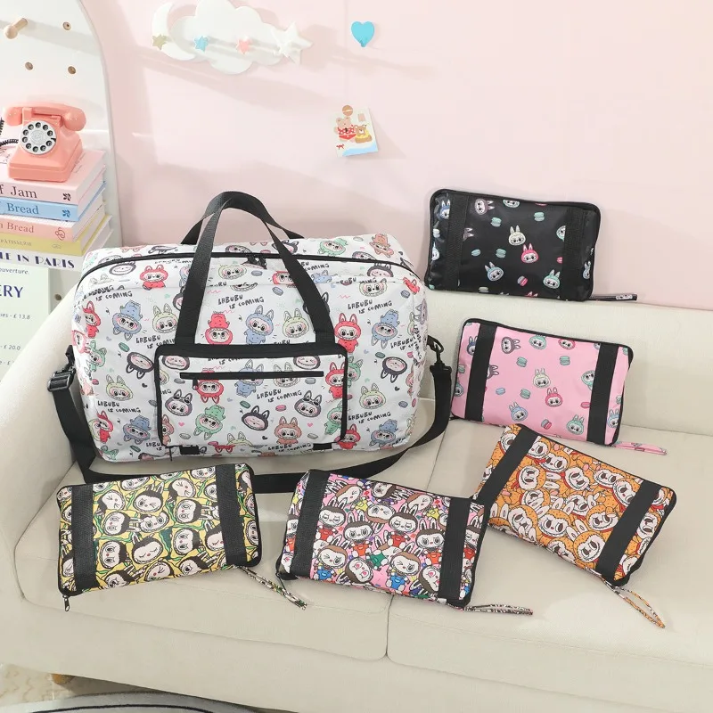 Kawaii Labubu Travel Bag Anime Portable Fold Capacity Oxford Cloth Travel Bag Can Hang A Suitcase Cute Labubu Package Wholesale
Kawaii Labubu Travel Bag Anime Portable Fold Capacity Oxford Cloth Travel Bag Can Hang A Suitcase Cute Labubu Package Wholesale