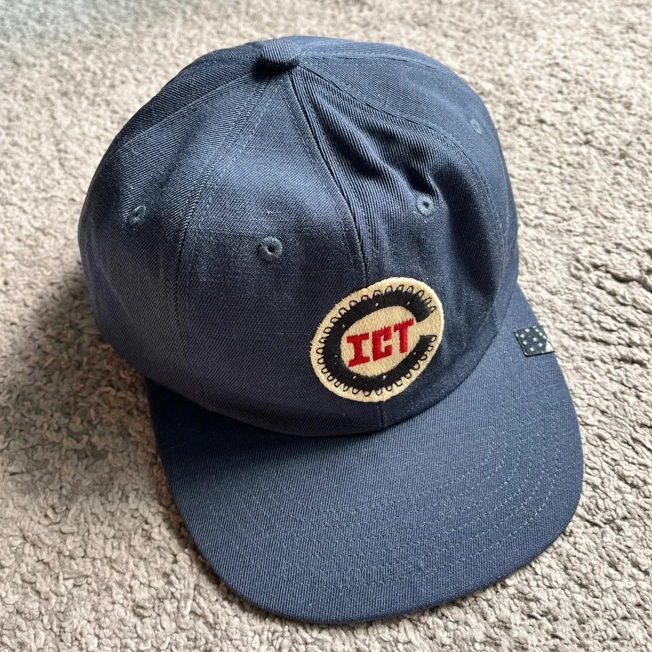 VISVIM WMV 24SS ICT EXCELSIOR II CAP Кепка грузовика с плоскими полями и вышивкой
VISVIM WMV 24SS ICT EXCELSIOR II CAP Кепка грузовика с плоскими полями и вышивкой