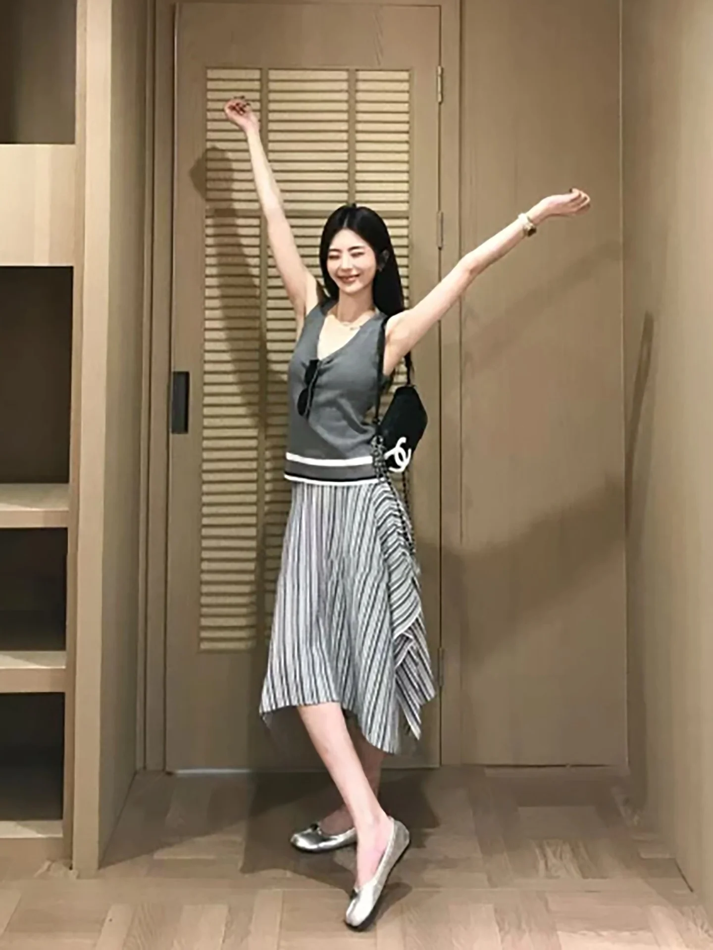 Women's Knitted Set U-Neck Strap Top Asymmetrical Stripe Skirt Two-Piece Suit Breathable Summer Fashion Outfit
Women's Knitted Set U-Neck Strap Top Asymmetrical Stripe Skirt Two-Piece Suit Breathable Summer Fashion Outfit