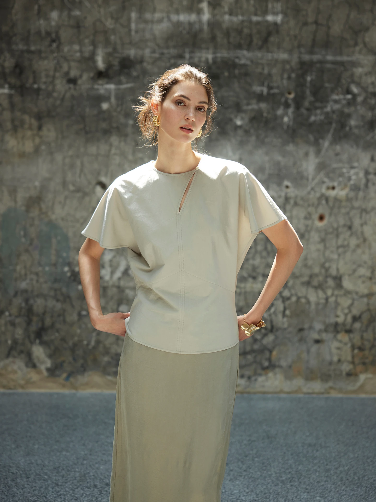 Moofeel Stylish Short Sleeve Shirt round Neck Waist Cinched Summer New Design Simple Commute Style Cotton Blend Women's Top
Moofeel Stylish Short Sleeve Shirt round Neck Waist Cinched Summer New Design Simple Commute Style Cotton Blend Women's Top