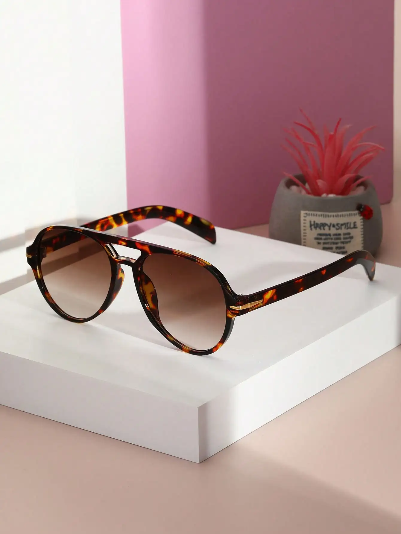 Солнцезащитные очки-авиаторы Tortoiseshell для женщин - классический пилотный стиль, защита от УФ-излучения UV400
Солнцезащитные очки-авиаторы Tortoiseshell для женщин - классический пилотный стиль, защита от УФ-излучения UV400