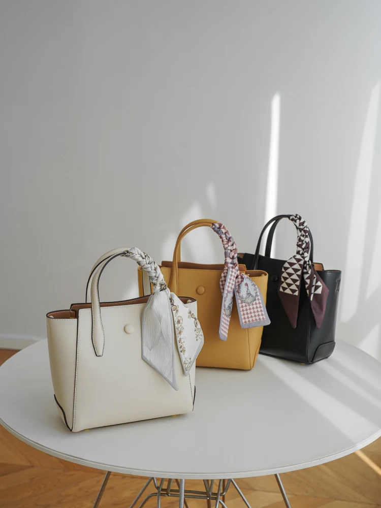 Urban Minimalist Women's Tote Bag 2026 New Style Large Capacity Commuter Single Shoulder Crossbody Bag Quality Texture Handbag
Urban Minimalist Women's Tote Bag 2026 New Style Large Capacity Commuter Single Shoulder Crossbody Bag Quality Texture Handbag