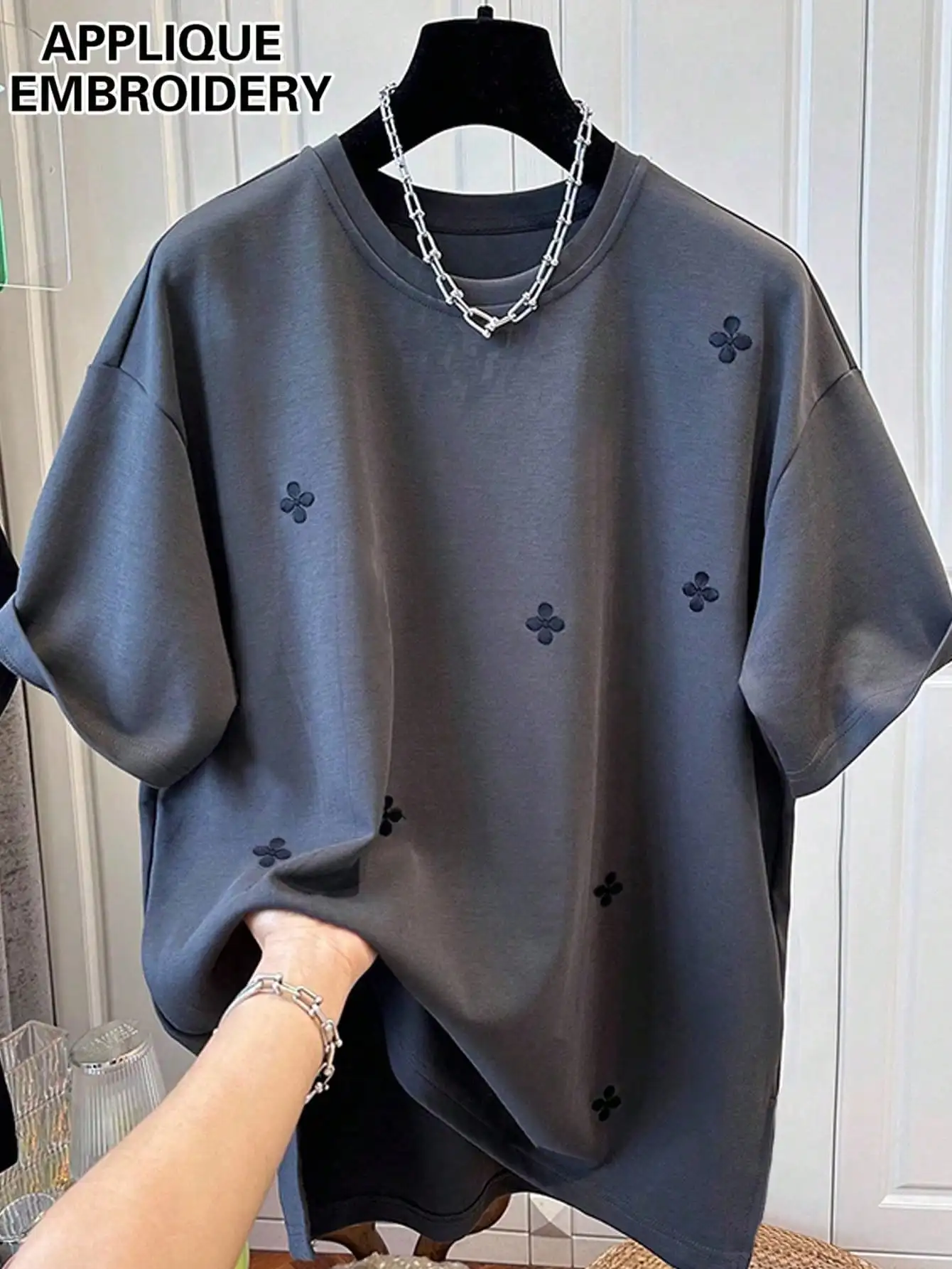 Серая футболка оверсайз с круглым вырезом и цветочной аппликацией-вышивкой
Серая футболка оверсайз с круглым вырезом и цветочной аппликацией-вышивкой