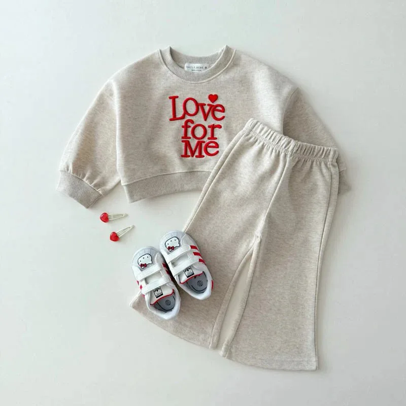 2025 Autumn New Girls Casual Clothes Set Children Letter Embroidery Sweatshirt Outfits Baby Girl Loose Flared Trousers 2pcs Suit
2025 Autumn New Girls Casual Clothes Set Children Letter Embroidery Sweatshirt Outfits Baby Girl Loose Flared Trousers 2pcs Suit
