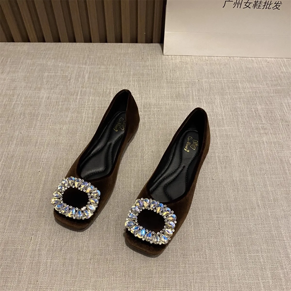 Женские туфли на плоской подошве, весна и осень 2025 года, новые замшевые туфли с квадратным носком и бриллиантами, французские туфли на плоской подошве с неглубоким носком, большие размеры 43 44
Женские туфли на плоской подошве, весна и осень 2025 года, новые замшевые туфли с квадратным носком и бриллиантами, французские туфли на плоской подошве с неглубоким носком, большие размеры 43 44