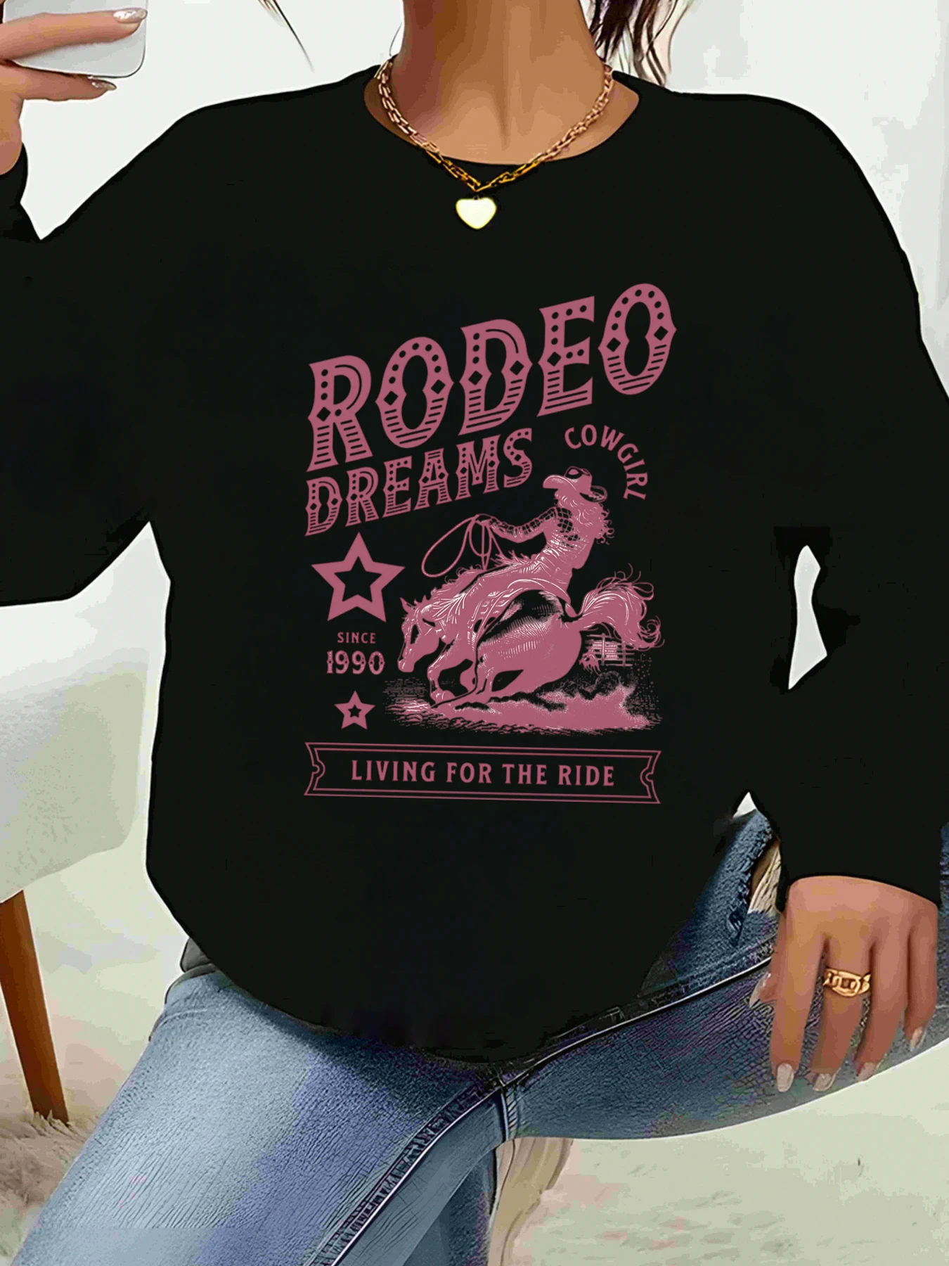 Rodeo Dreams Cowgirl с 1990 года «Жизнь для езды» Топ с длинными рукавами и принтом Повседневная одежда для женщин
Rodeo Dreams Cowgirl с 1990 года «Жизнь для езды» Топ с длинными рукавами и принтом Повседневная одежда для женщин