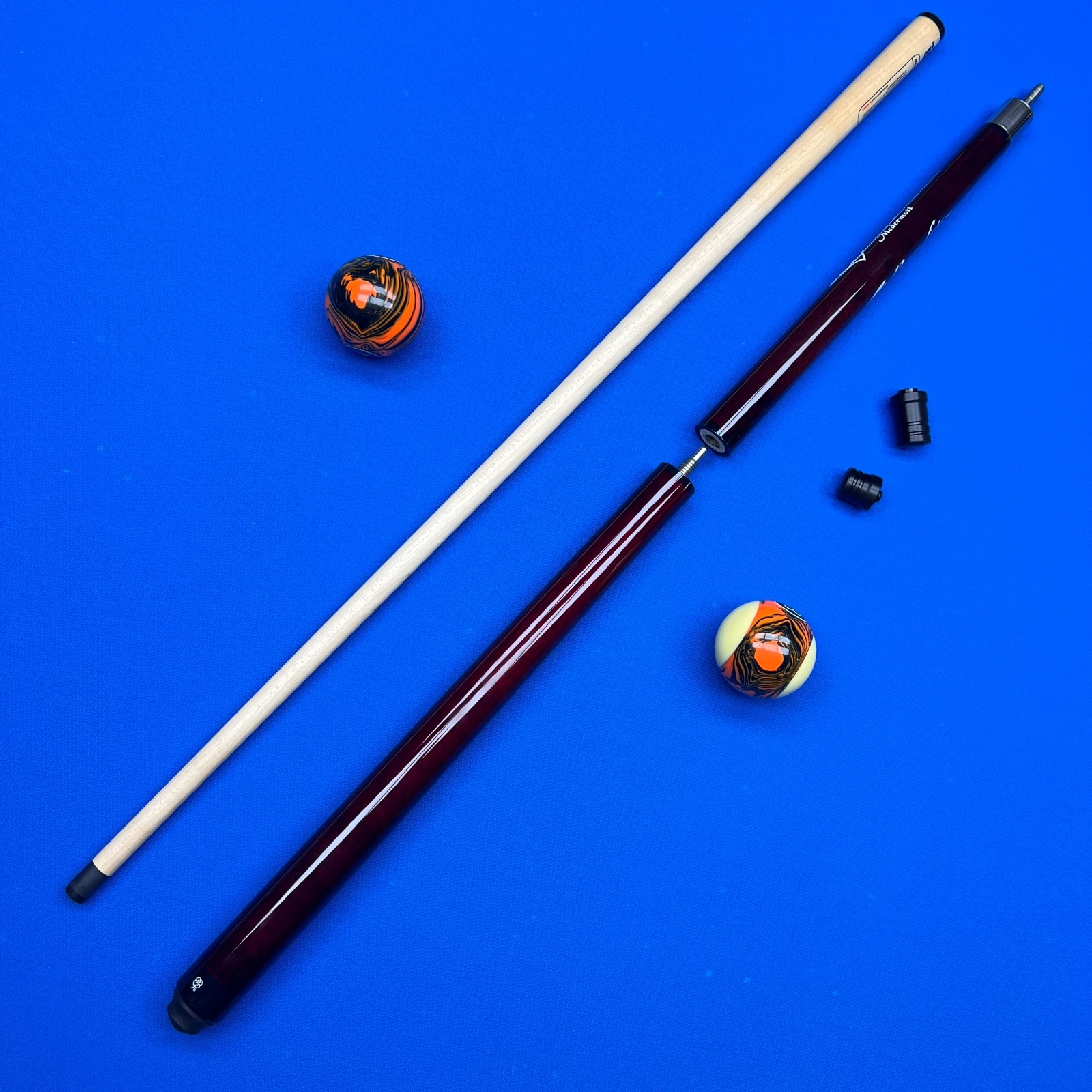 Комплект из 3-х частей: кий для джамп-брейка с шафтом из канадского клена, наконечником Black Diamond, феррулом XTC, быстрым соединением UIV и гладким наконечником.
Комплект из 3-х частей: кий для джамп-брейка с шафтом из канадского клена, наконечником Black Diamond, феррулом XTC, быстрым соединением UIV и гладким наконечником.