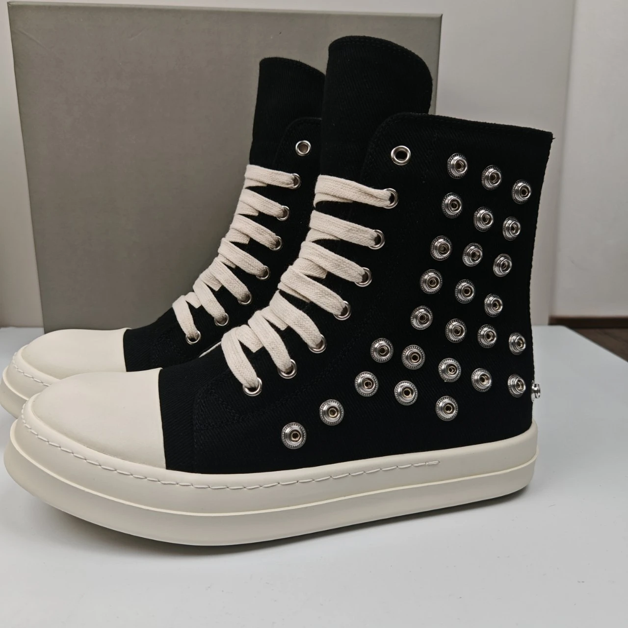 High-Top Canvas Shoes for Men & Women - Classic Lace-Up Sneakers, Minimalist Unisex Streetwear & Matching Couple Shoes
High-Top Canvas Shoes for Men & Women - Classic Lace-Up Sneakers, Minimalist Unisex Streetwear & Matching Couple Shoes