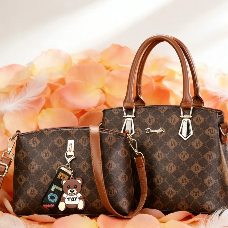 For a birthday gift, consider giving your mom a classic tote bag set, a light luxury printed commuter handbag, or a high-end mes
For a birthday gift, consider giving your mom a classic tote bag set, a light luxury printed commuter handbag, or a high-end mes
