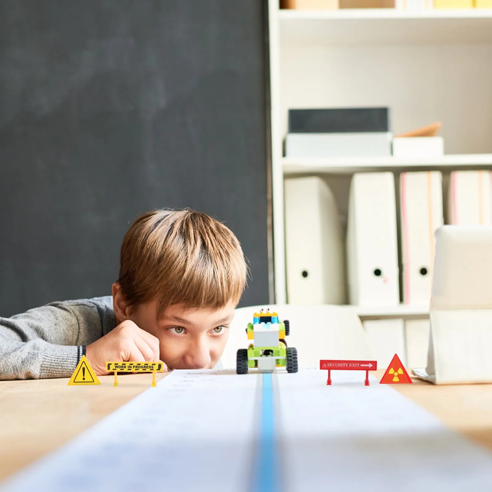 2Sets Mini Traffic Signs Set Fine Craftsmanship Realistic Street Road Signs for Kids Early Learning Traffic Safety Education
2Sets Mini Traffic Signs Set Fine Craftsmanship Realistic Street Road Signs for Kids Early Learning Traffic Safety Education