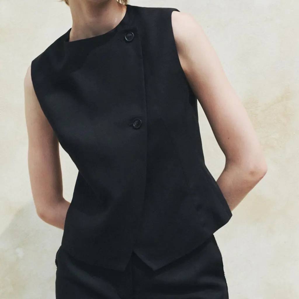 Женский двубортный черный костюм без рукавов, темпераментный топ, короткий жилет, повседневный комплект с шортами
Женский двубортный черный костюм без рукавов, темпераментный топ, короткий жилет, повседневный комплект с шортами