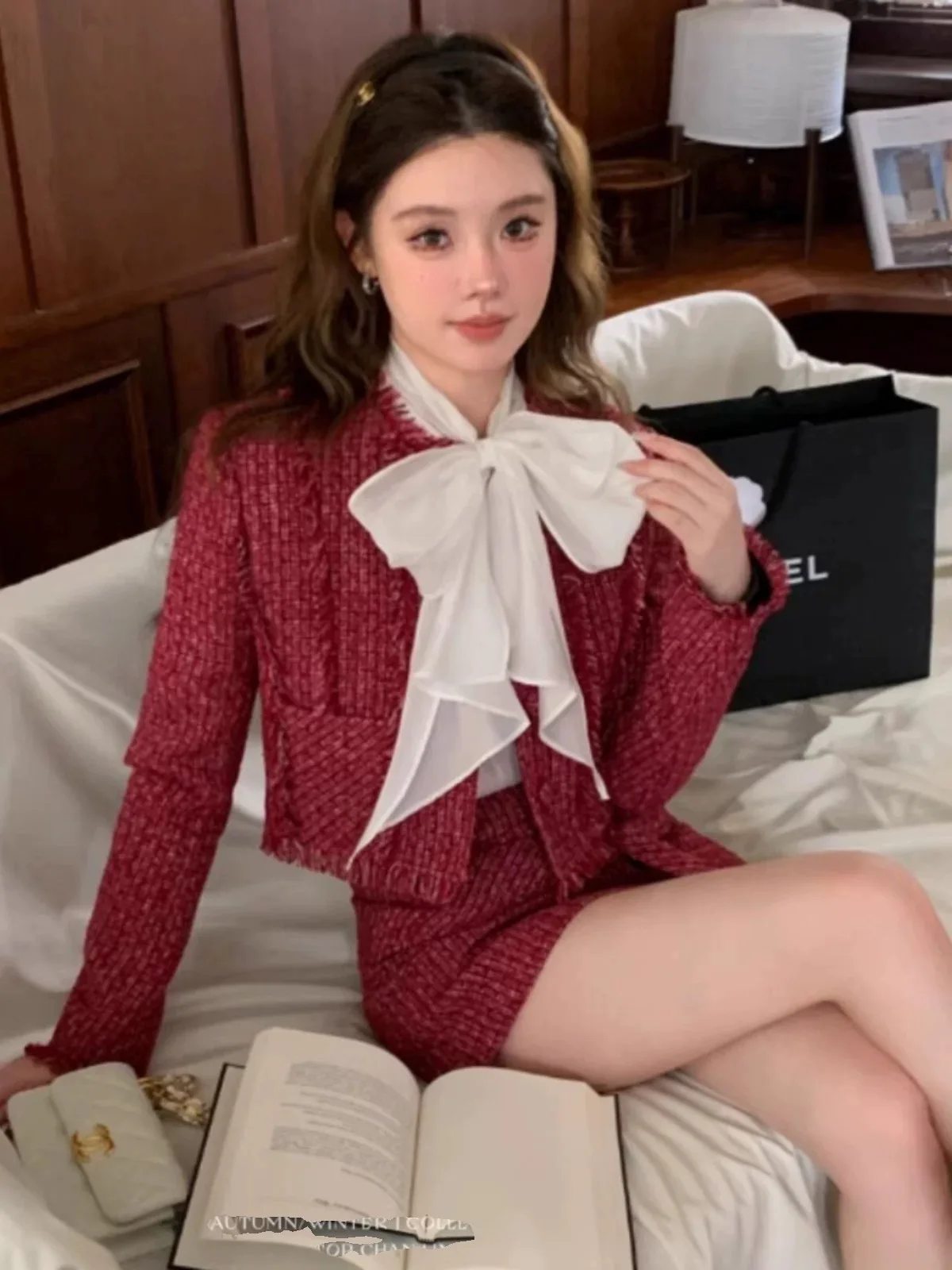 Autumn and Winter New French Style Socialite Women's Suit Jacket Elegant Tweed Woolen Coat Top Short Skirt Lady Two-piece Set
Autumn and Winter New French Style Socialite Women's Suit Jacket Elegant Tweed Woolen Coat Top Short Skirt Lady Two-piece Set