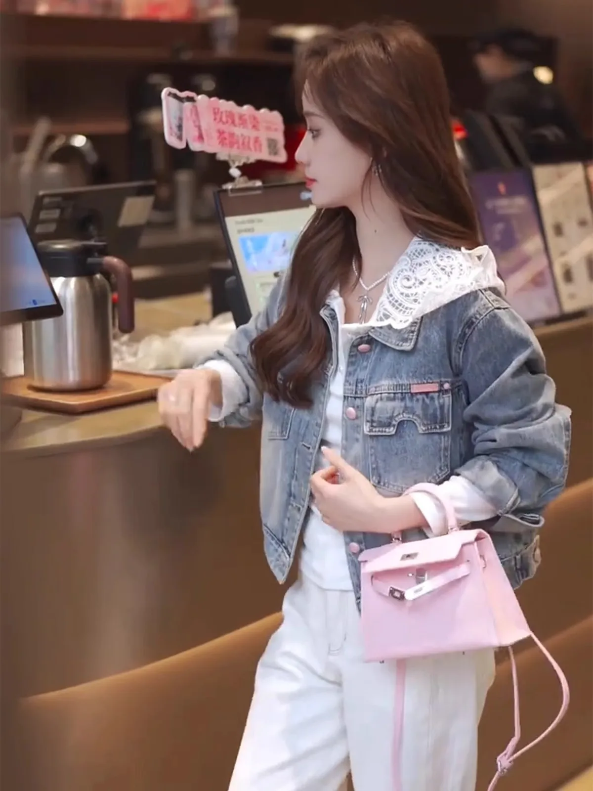 Spring 2025 New Retro Hong Kong Sle Women's ort Embroidered Denim Jaet Long Sve Slim Fit Collar Button up Coat
Spring 2025 New Retro Hong Kong Sle Women's ort Embroidered Denim Jaet Long Sve Slim Fit Collar Button up Coat