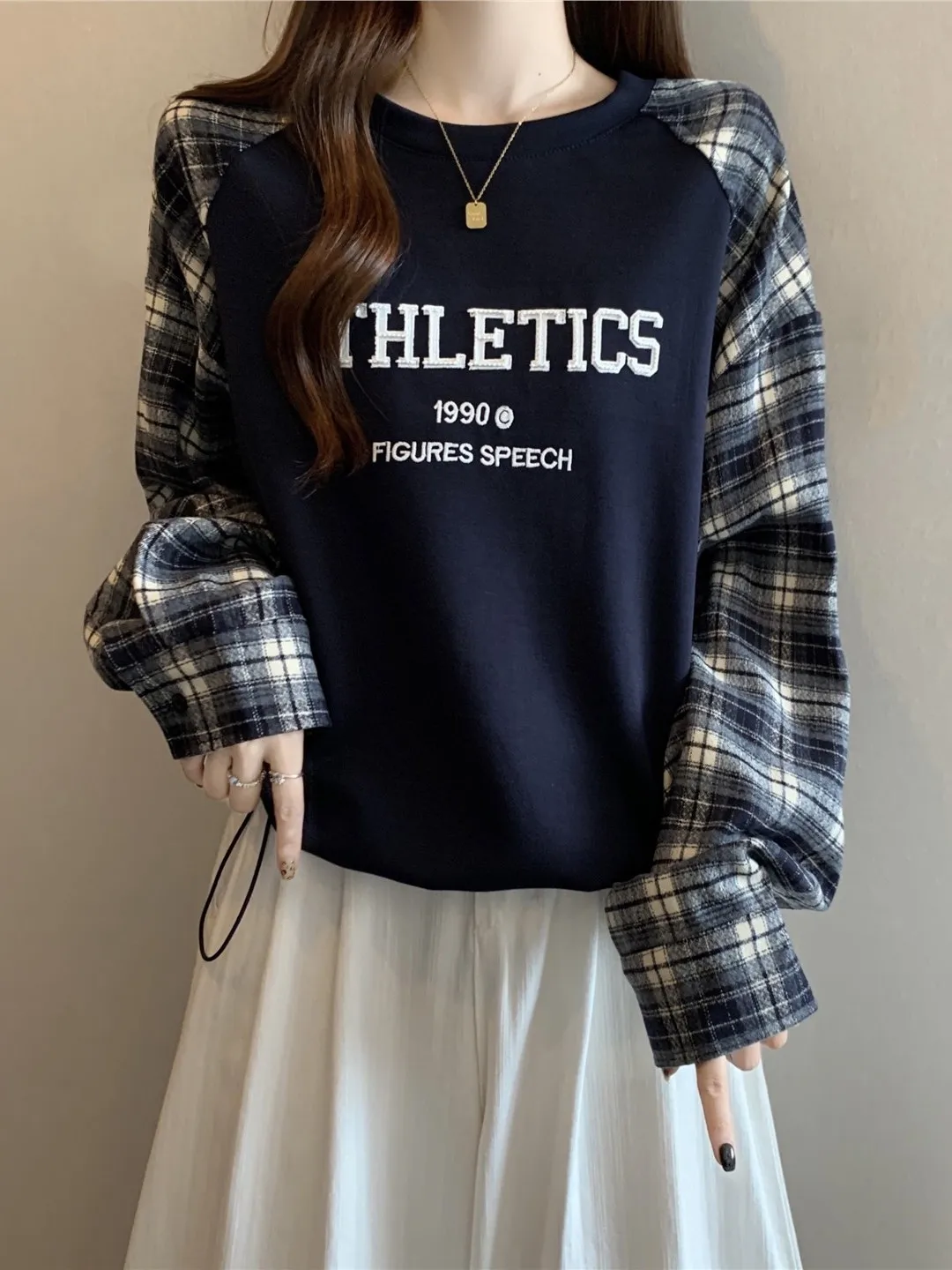 Стильная женская толстовка в клетку с вставками на плечах, свободного кроя, с длинными рукавами, круглым вырезом и манжетами на шнурке, стандартной длины
Стильная женская толстовка в клетку с вставками на плечах, свободного кроя, с длинными рукавами, круглым вырезом и манжетами на шнурке, стандартной длины