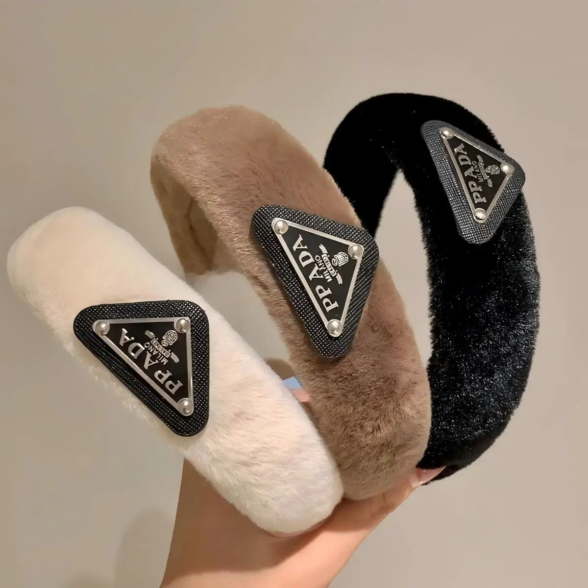 Classic 2026 Fashion Plush Hair Hoop Autumn/Winter Hundred Tie Headband Light Luxury Premium Hairpin Feeling Female
Classic 2026 Fashion Plush Hair Hoop Autumn/Winter Hundred Tie Headband Light Luxury Premium Hairpin Feeling Female