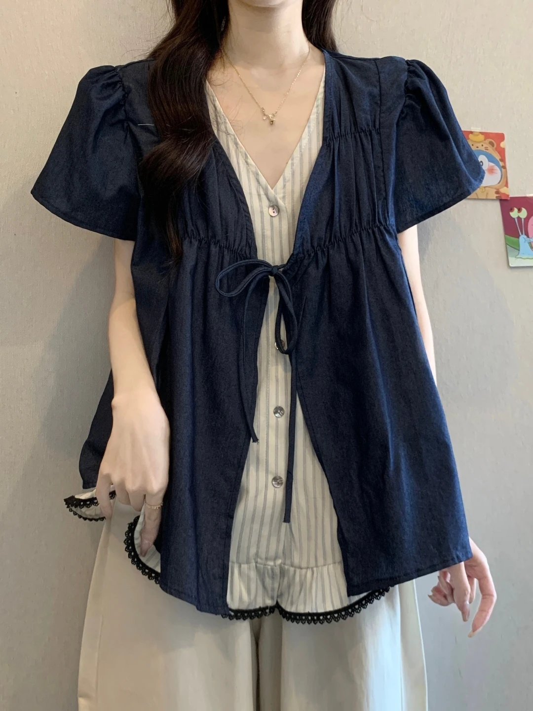 Slimming V-Neck Short Sleeve Denim Patchwork Shirt Women's Summer Base Layer Top Large Size Fashion Casual Korean Style
Slimming V-Neck Short Sleeve Denim Patchwork Shirt Women's Summer Base Layer Top Large Size Fashion Casual Korean Style